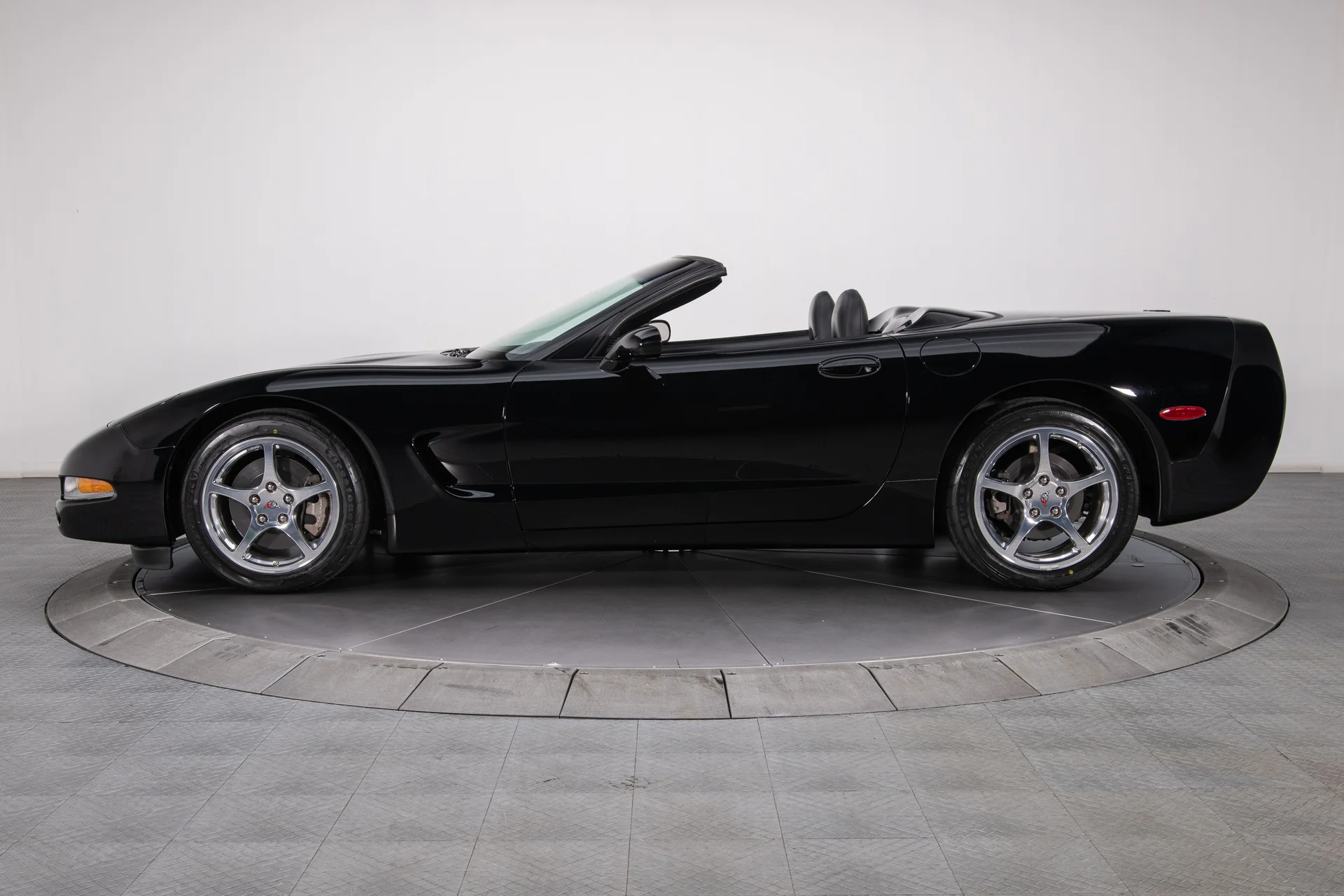 2004 Chevrolet Corvette - Image 2