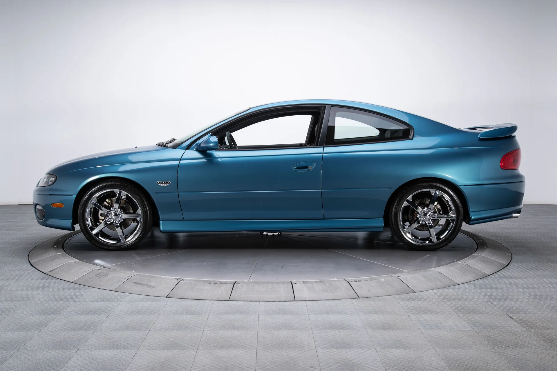 2004 Pontiac GTO - Image 2