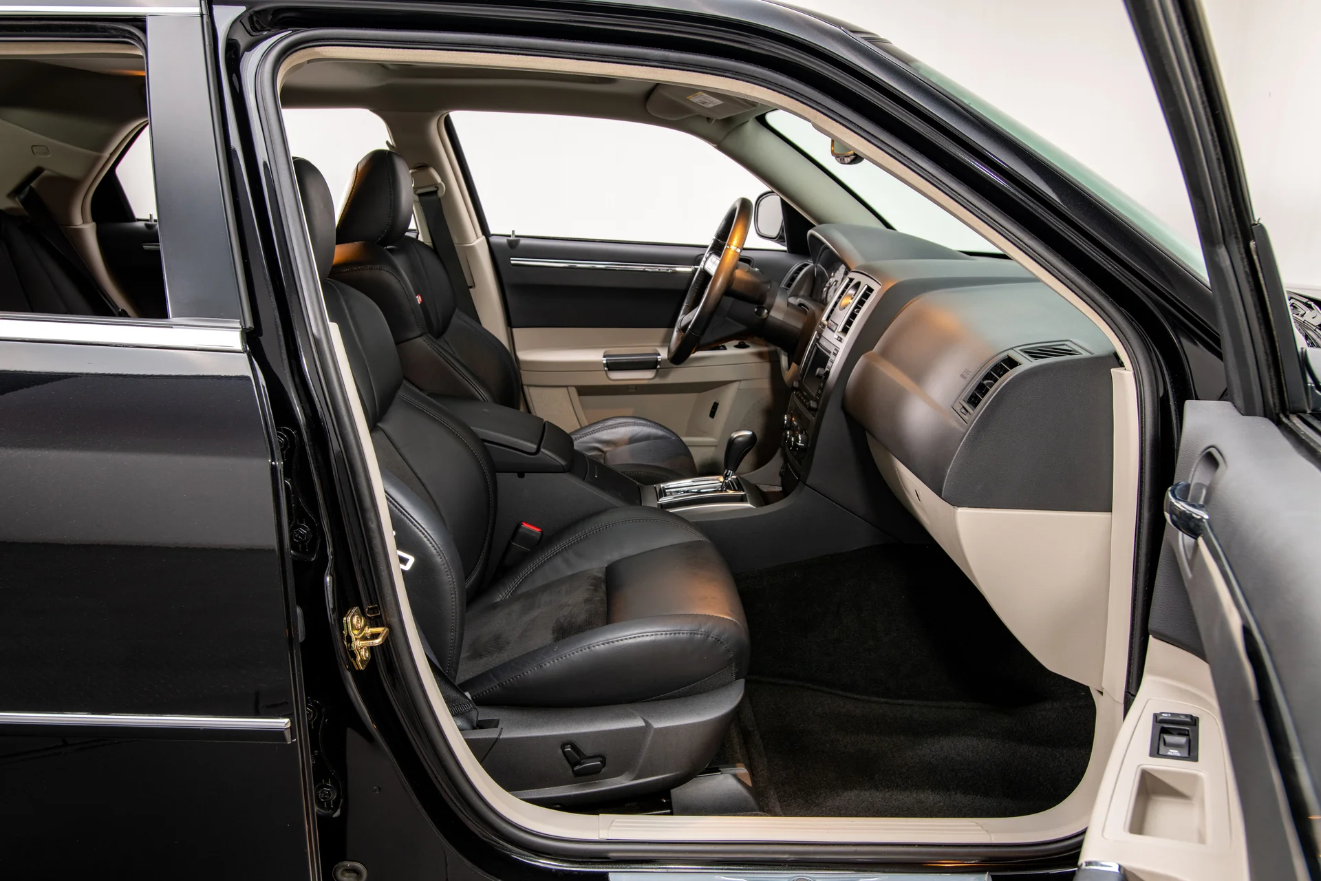 2006 Chrysler 300C SRT-8 - Image 15