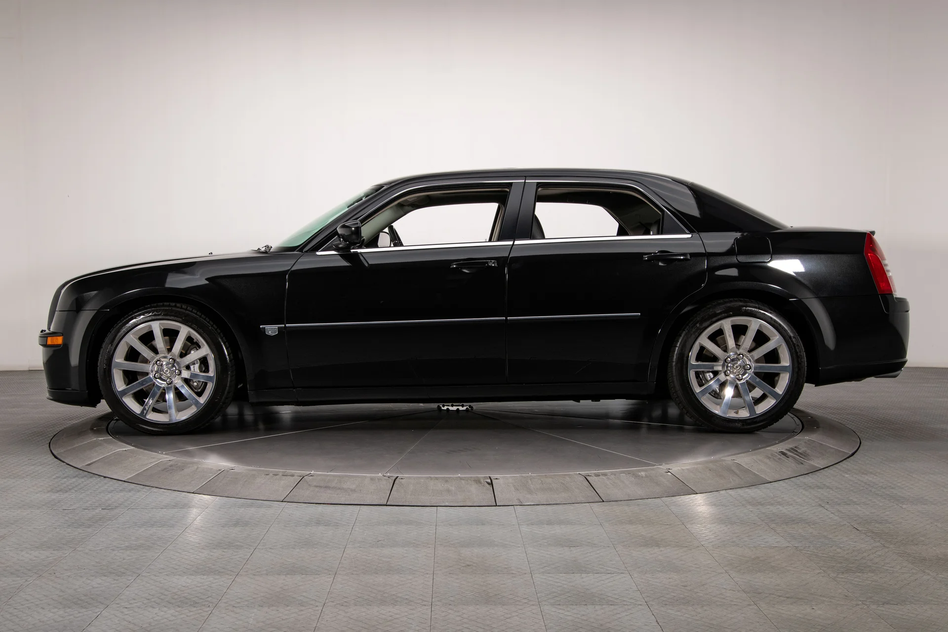 2006 Chrysler 300C SRT-8 - Image 2