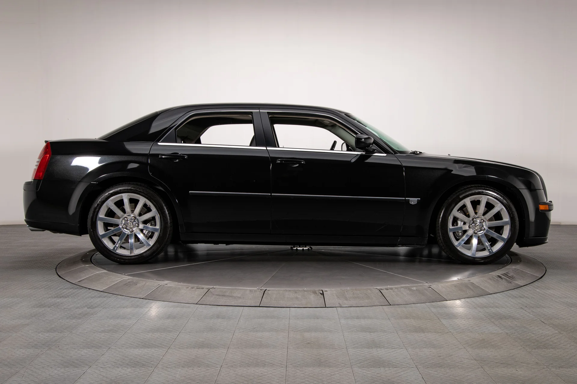 2006 Chrysler 300C SRT-8 - Image 6