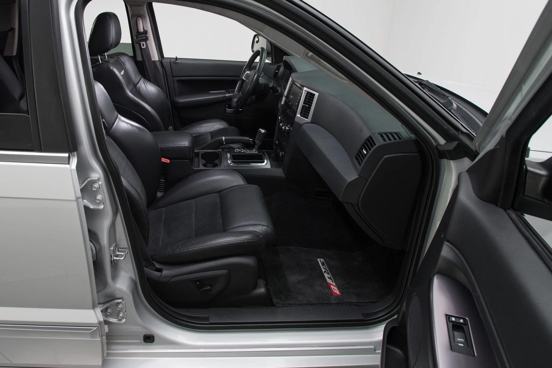 2008 Jeep Grand Cherokee SRT - Image 15