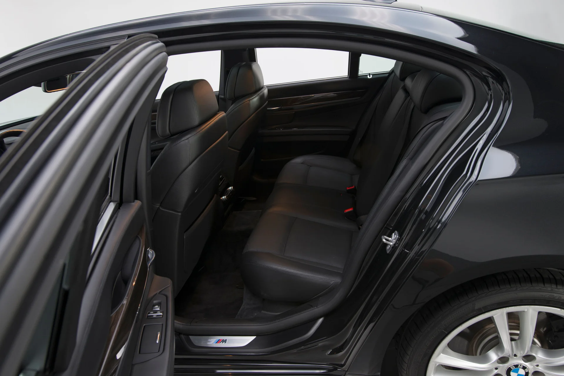 2010 BMW 750i - Image 14