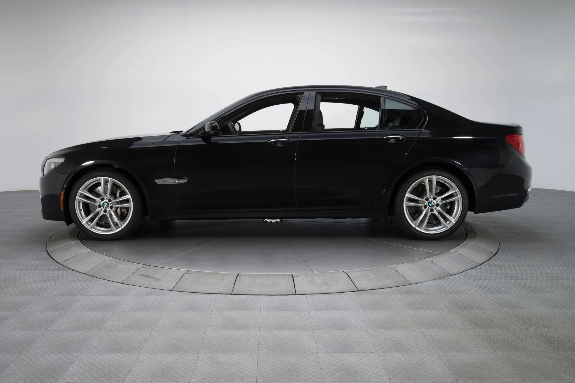 2010 BMW 750i - Image 2