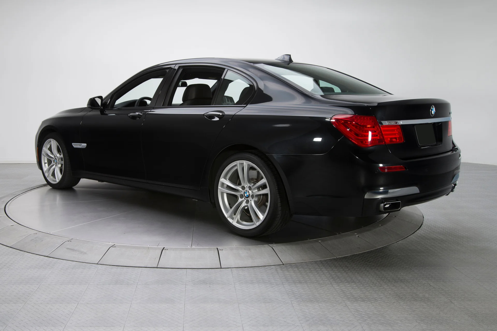 2010 BMW 750i - Image 3