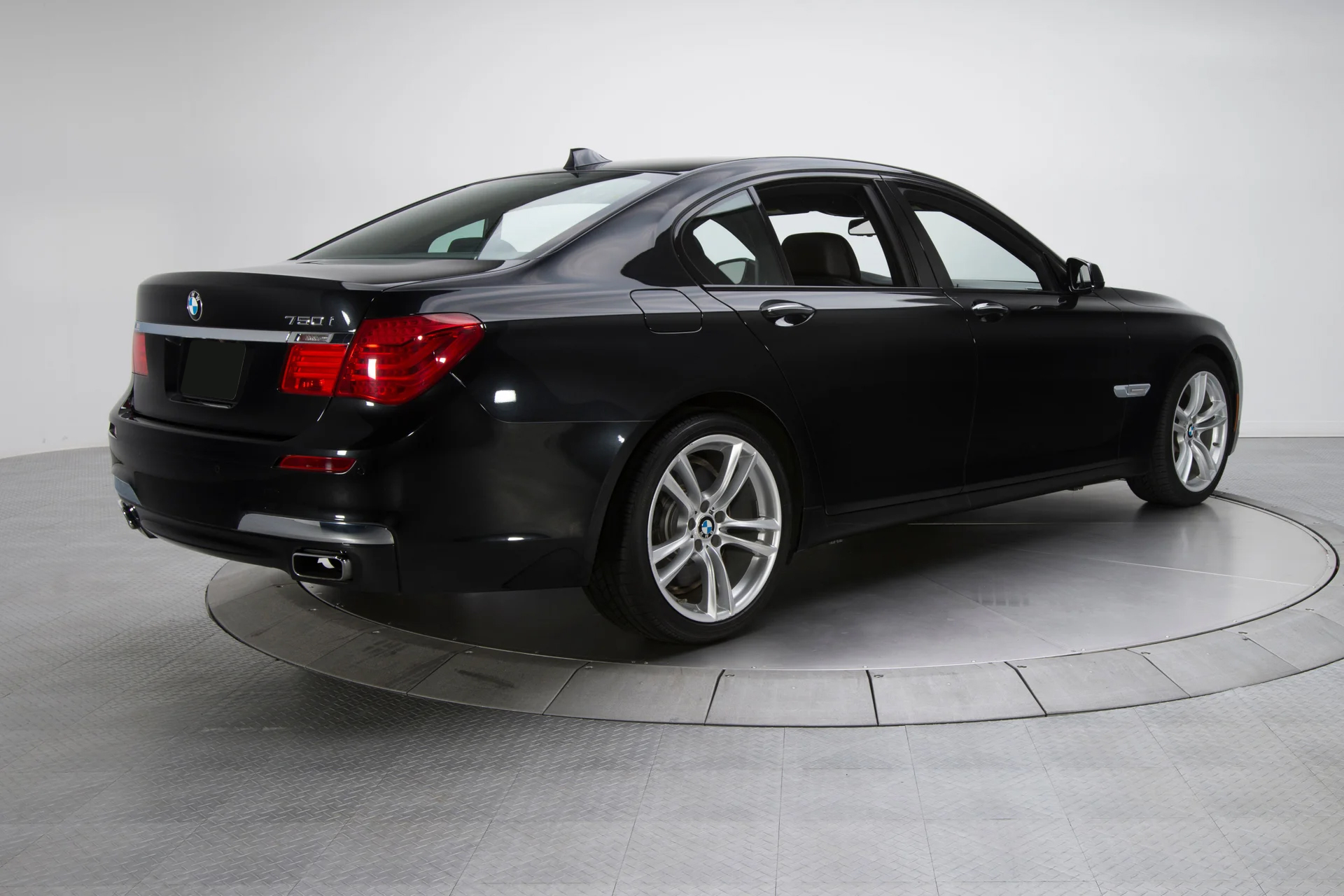 2010 BMW 750i - Image 5