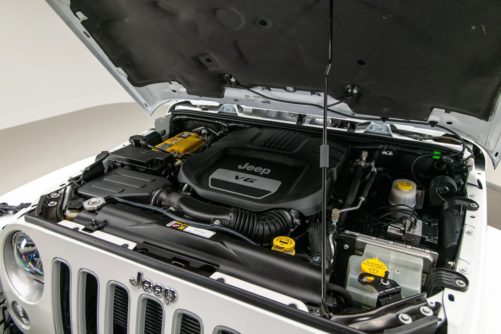 2016 Jeep Wrangler Sahara - Image 10