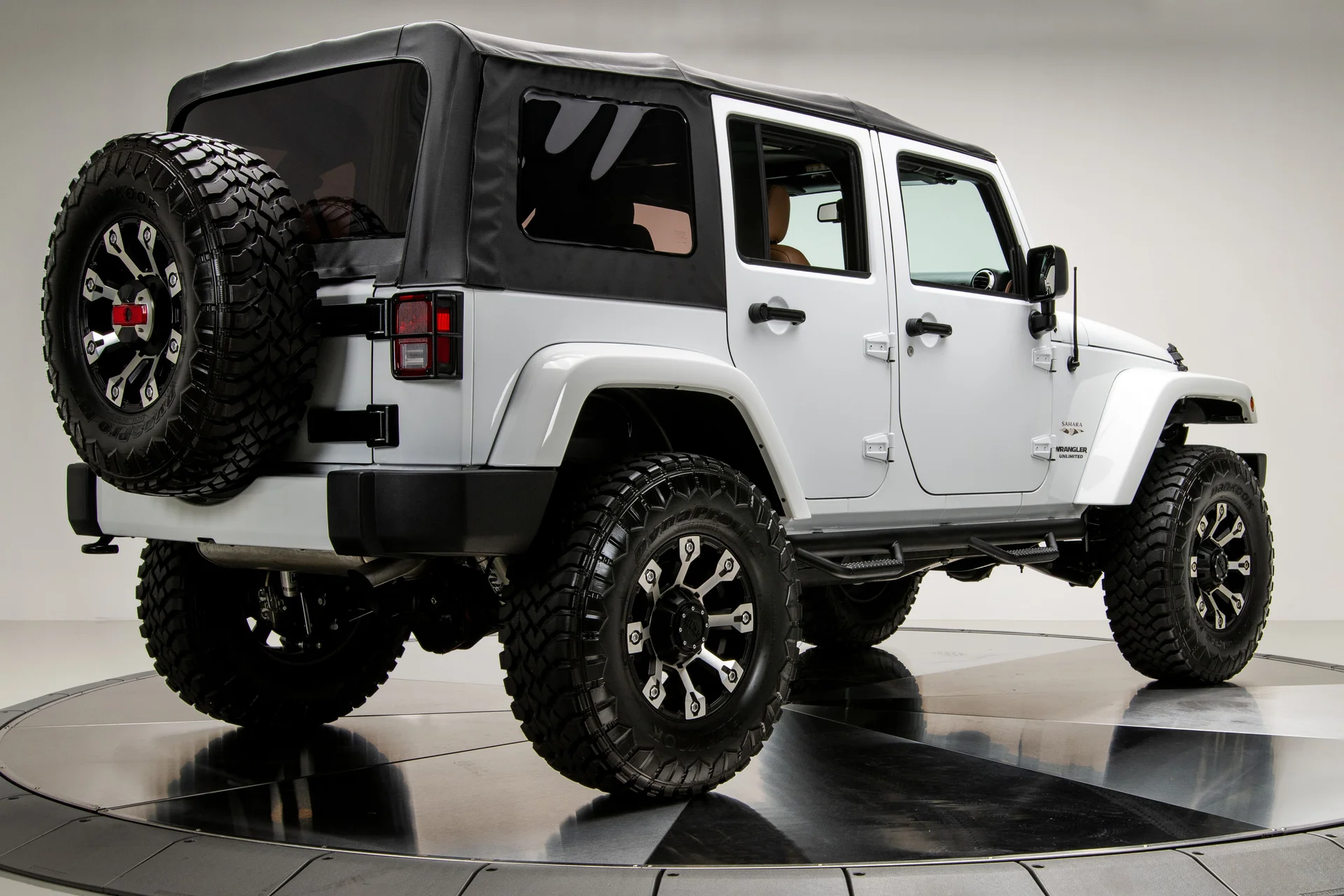 2016 Jeep Wrangler Sahara - Image 5